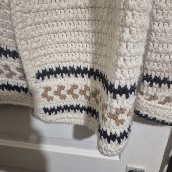 Handmade Cozy Cream Hooded Cardigan with Patterned Hem 22ptp - Picture 3 of 5